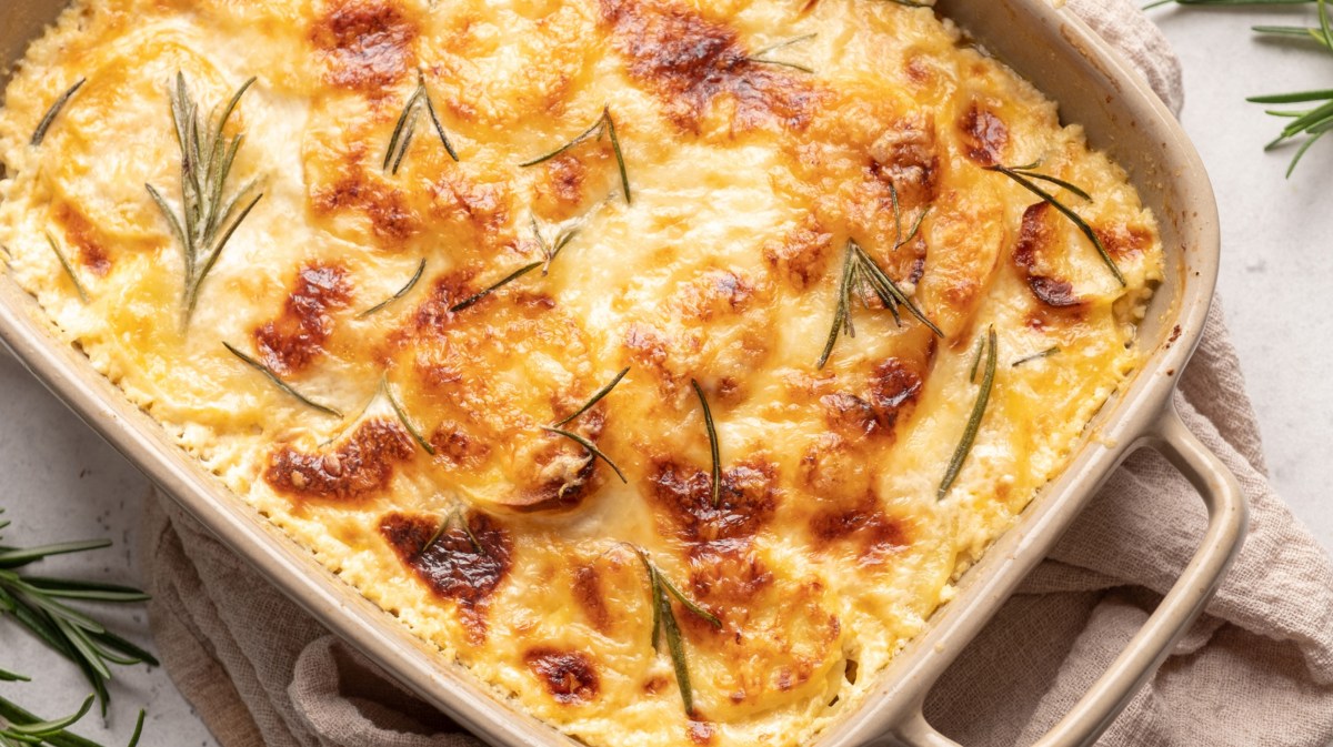 Kartoffelgratin von oben in einer hellen Auflaufform.