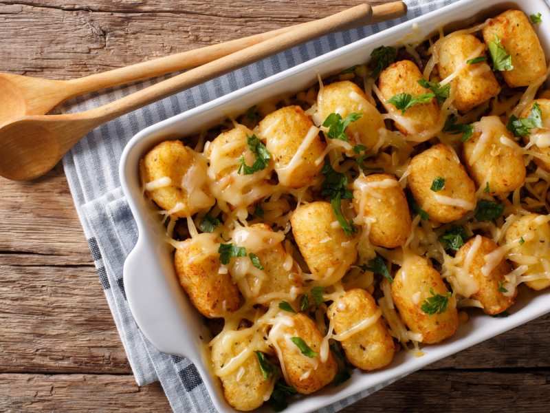 Auflauf von oben in heller Form mit Kroketten und Käse.