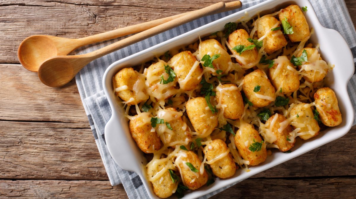 Auflauf von oben in heller Form mit Kroketten und Käse.