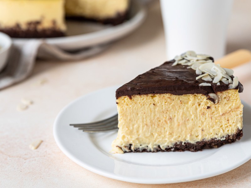 Schaumkuchen (luftige Creme auf Keksboden) auf einem weißen Teller.