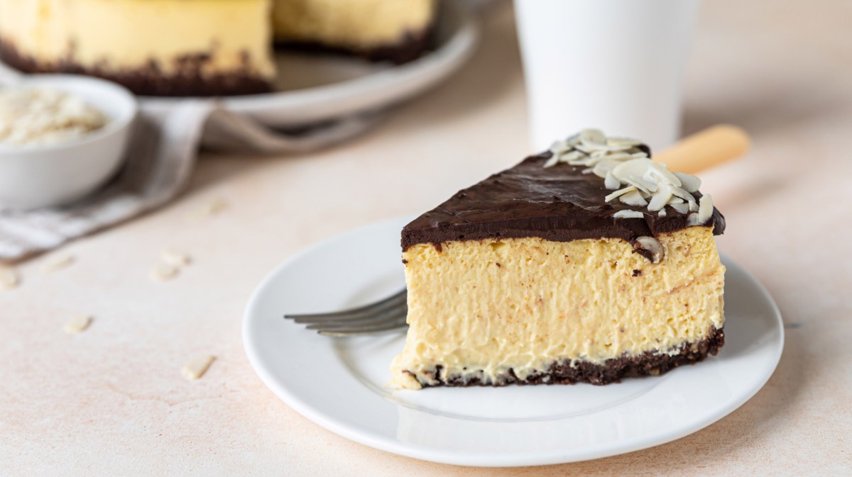 Schaumkuchen (luftige Creme auf Keksboden) auf einem weißen Teller.