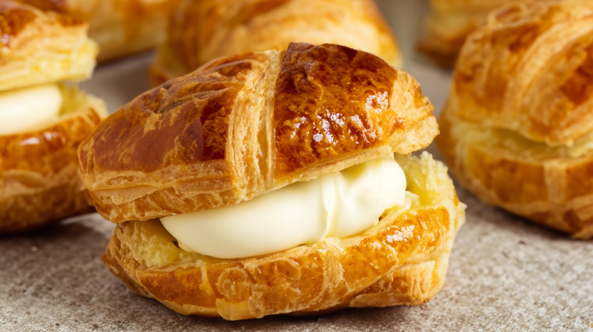 Blätterteig Cream Puffs mit Vanillecreme in der Mitte.