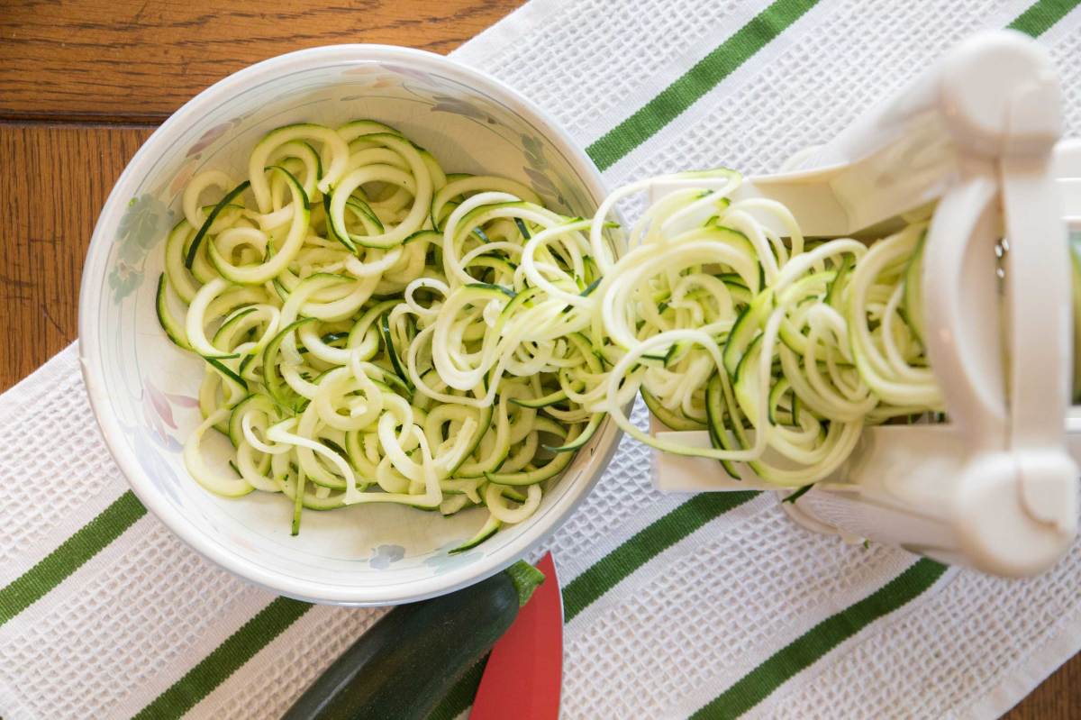 Spiralförmige Zucchininudeln, genannt Zoodles, zubereitet im Spiralschneider