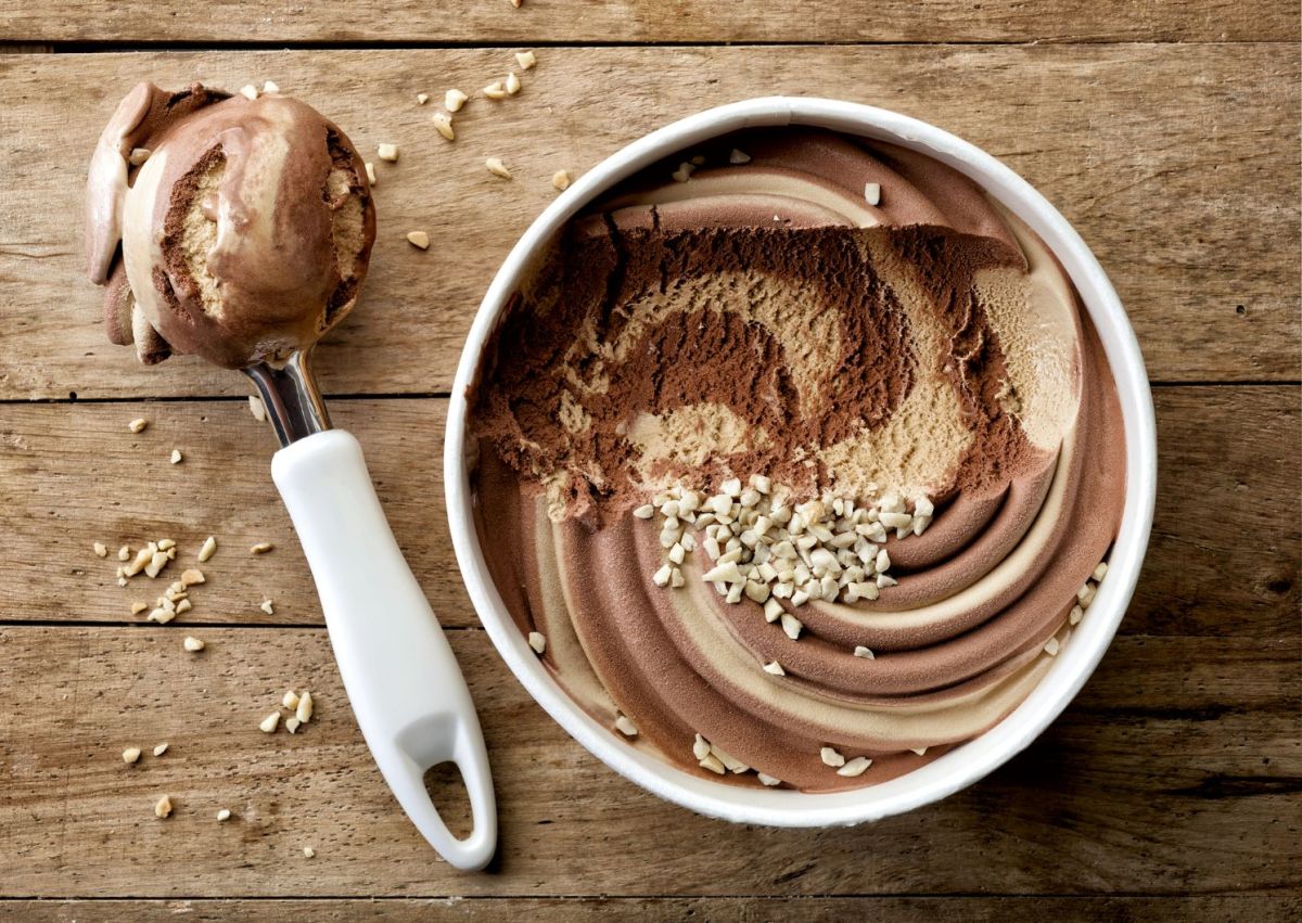 Ein Pot Schokoladeneis und eine Kugel Eis in einem Portionierer