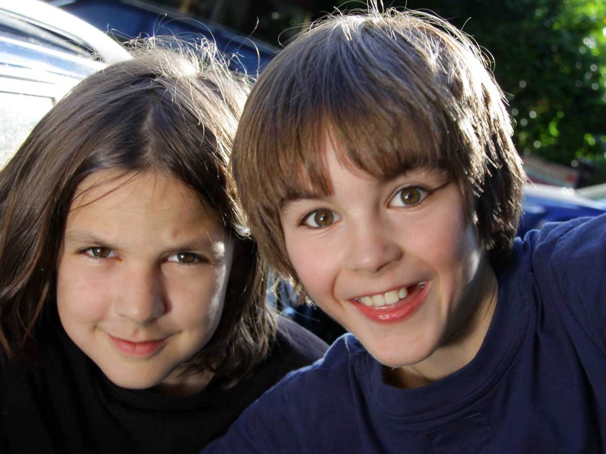 Witziges Selfie von einem Jungen und einem Mädchen, beide ca. 11 Jahre alt.