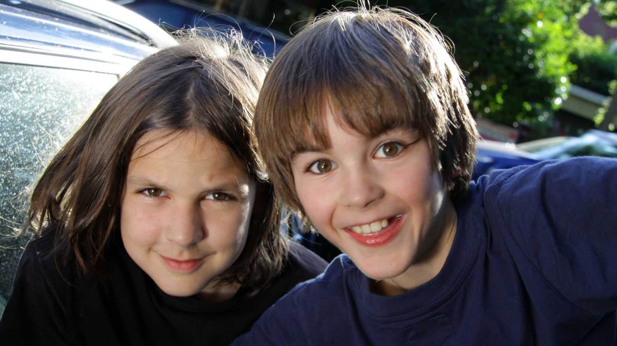 Witziges Selfie von einem Jungen und einem Mädchen, beide ca. 11 Jahre alt.