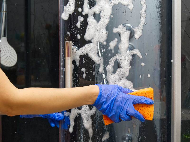 Reinigung von Dampfduschkabinen von Kalkablagerungen. Reinigung im Badezimmer.