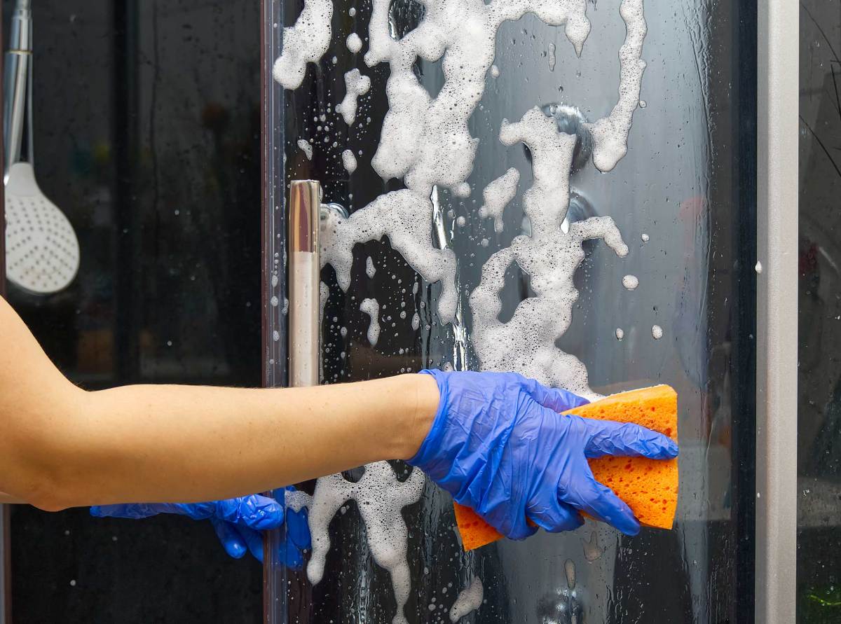 Reinigung von Dampfduschkabinen von Kalkablagerungen. Reinigung im Badezimmer.