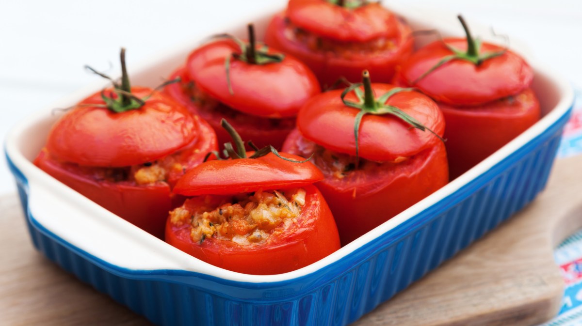 Gefüllte, große Tomaten in einer blauen Auflaufform.