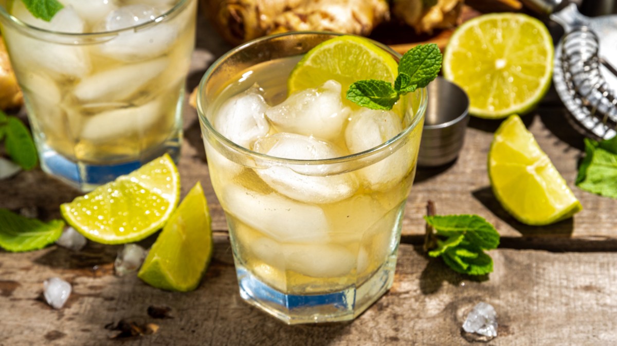 Cocktail mit Ginger Ale, Limette und Eiswürfel in einem kurzen Glas.