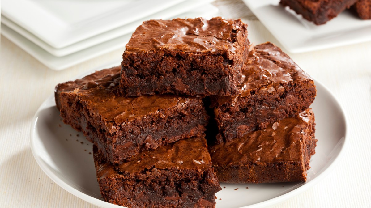 Mehrere Brownies aufeinander gestapelt auf einem weißen Teller.