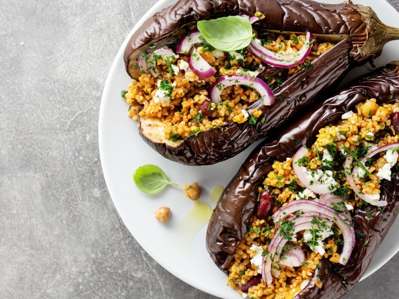 Gefüllte gebackene Aubergine mit Bulgur.