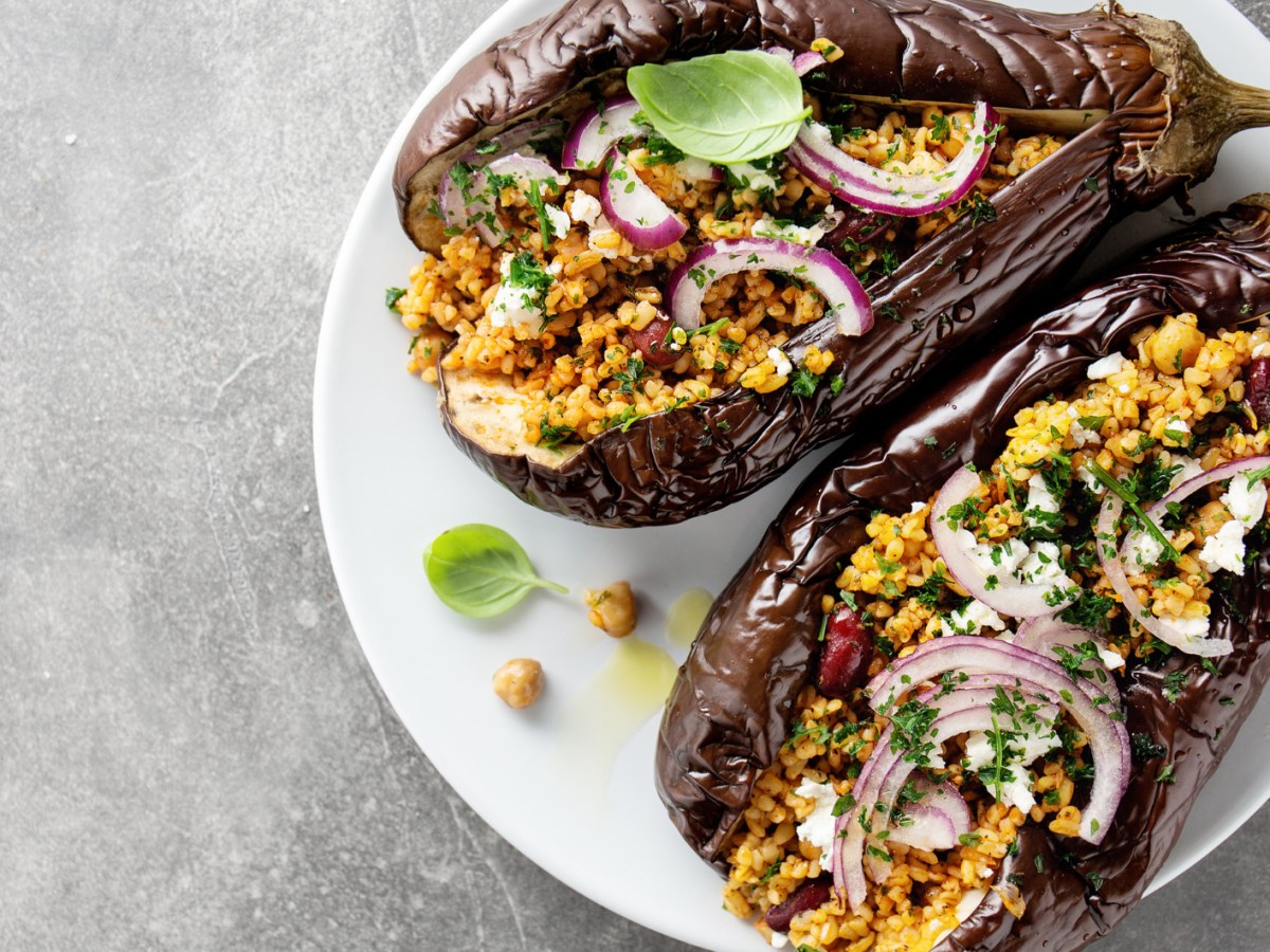 Gesunde Küche leicht gemacht: Ofen-Aubergine mit Bulgur und Kichererbsen