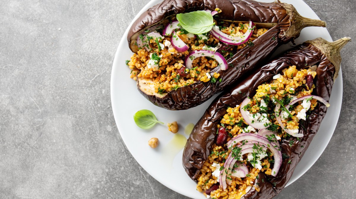 Gefüllte gebackene Aubergine mit Bulgur.