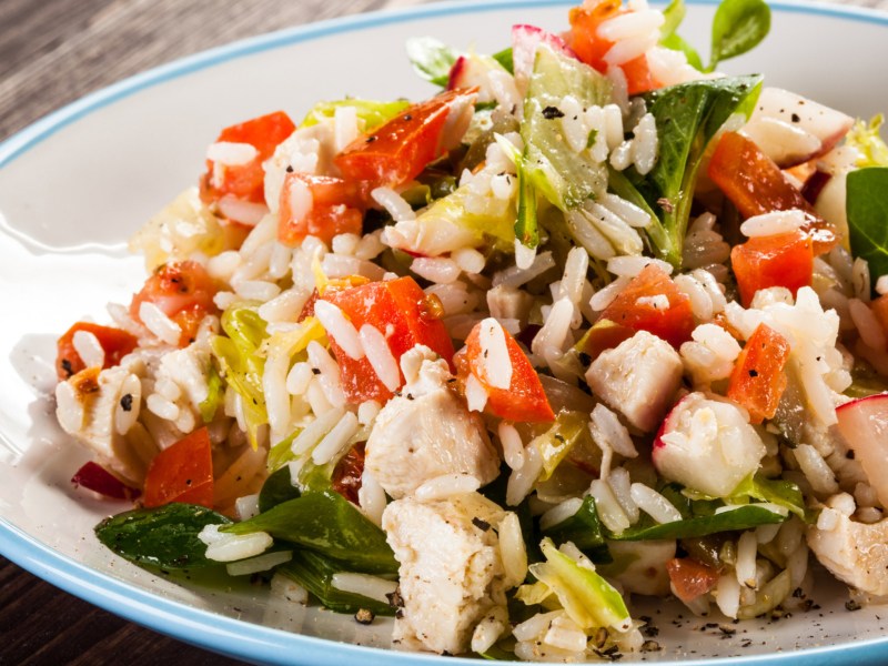 Reissalat mit Melone, Hähnchen und Paprika.