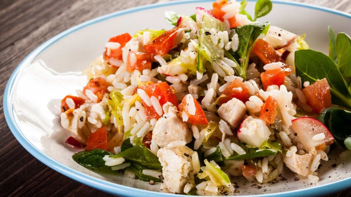 Reissalat mit Melone, Hähnchen und Paprika.