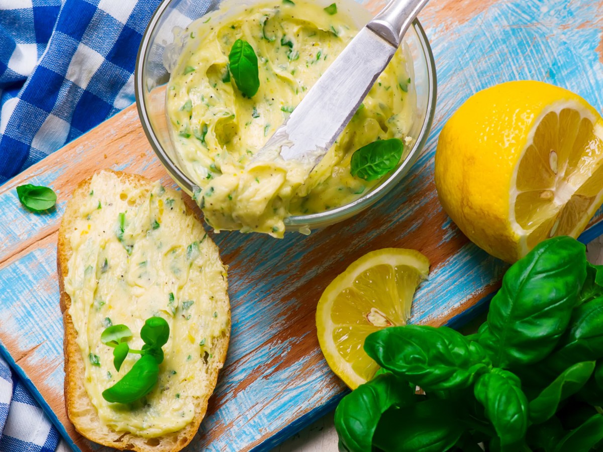 Kräuterbutter mit Zitrone und Basilikum in einer Glasschüssel.