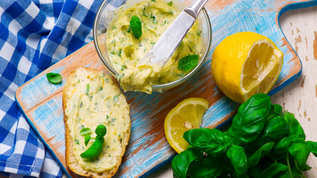 Kräuterbutter mit Zitrone und Basilikum in einer Glasschüssel.