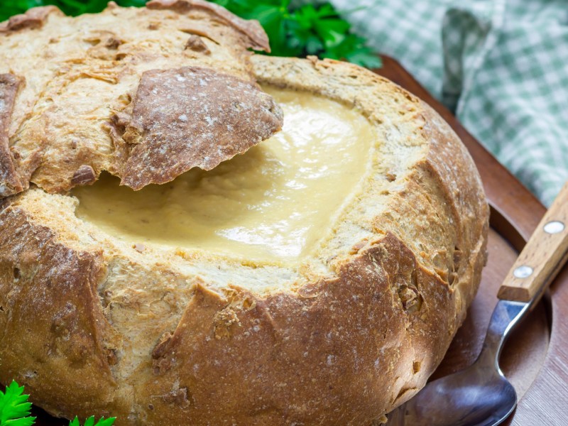 Käsesuppe in einem Brotlaib.