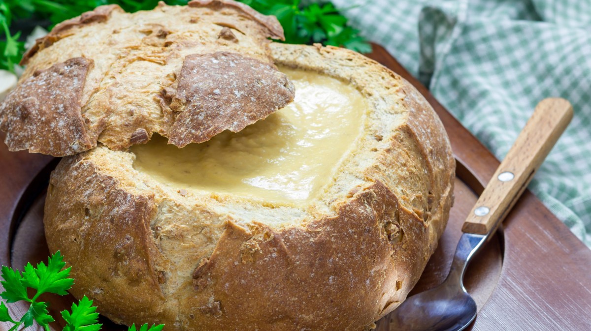 Käsesuppe in einem Brotlaib.