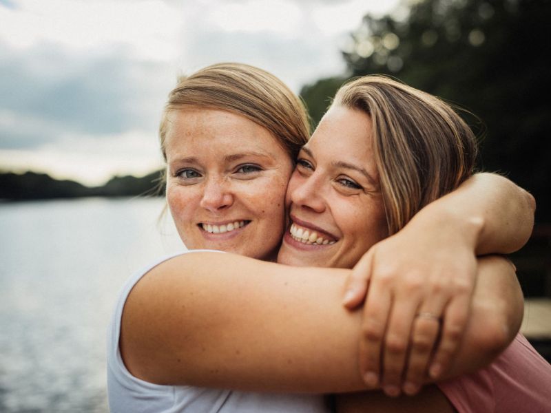 Zwei junge Frauen umarmen sich