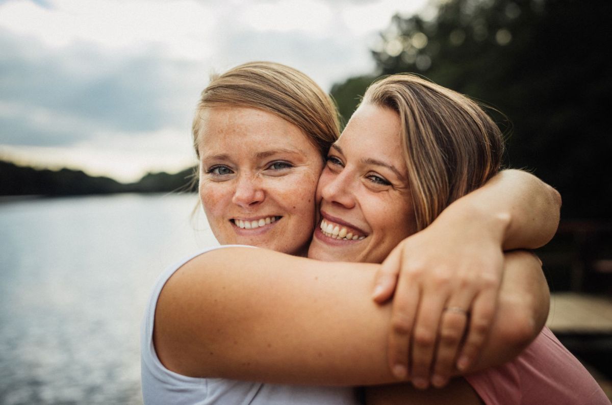 Zwei junge Frauen umarmen sich