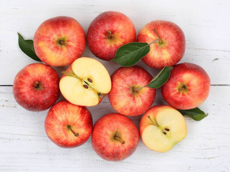 Rote Äpfel (Obst, Früchte) von oben Aufsicht auf weißen Holzbrett