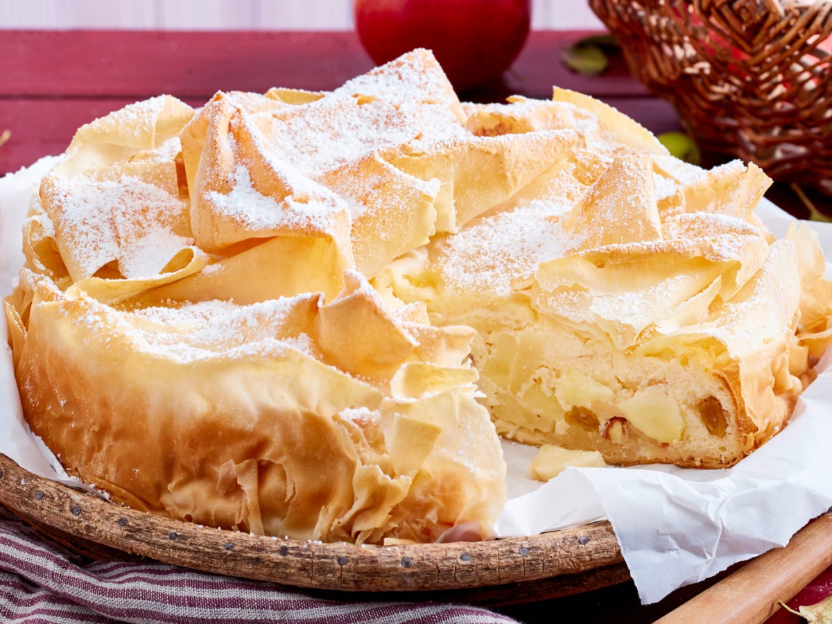 Apfelkuchen mit Yufkateig vor einem herbstlichen Hintergrund.