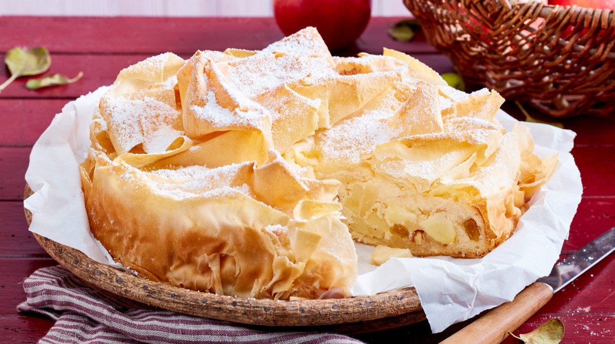 Apfelkuchen mit Yufkateig vor einem herbstlichen Hintergrund.