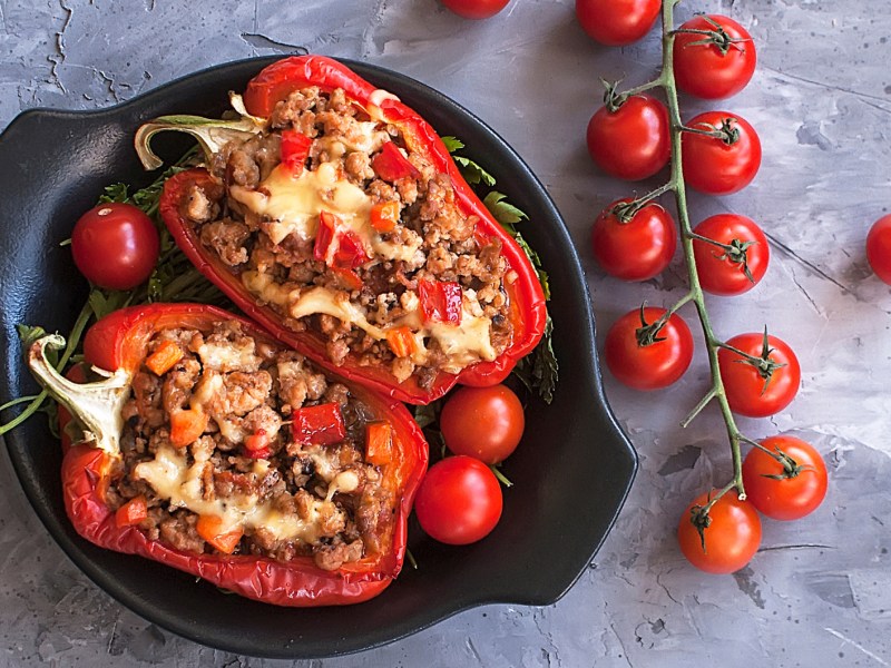 Gefüllte Paprika mit Hackfleisch und Tomaten.