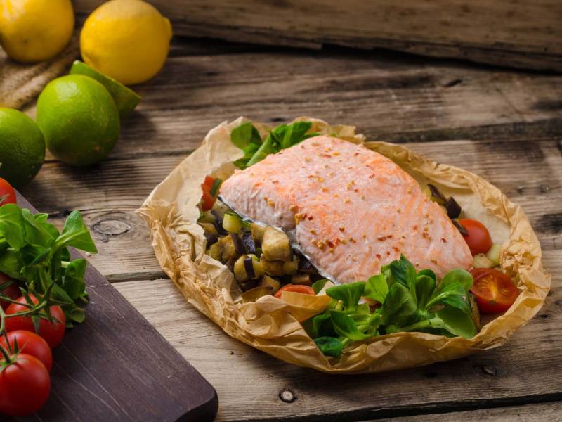 Lachs gebacken mit mediterranem Gemüse en Papillote