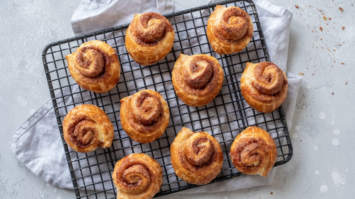 Zimtschnecken aus Blätterteig auf einem Abkühlreck.