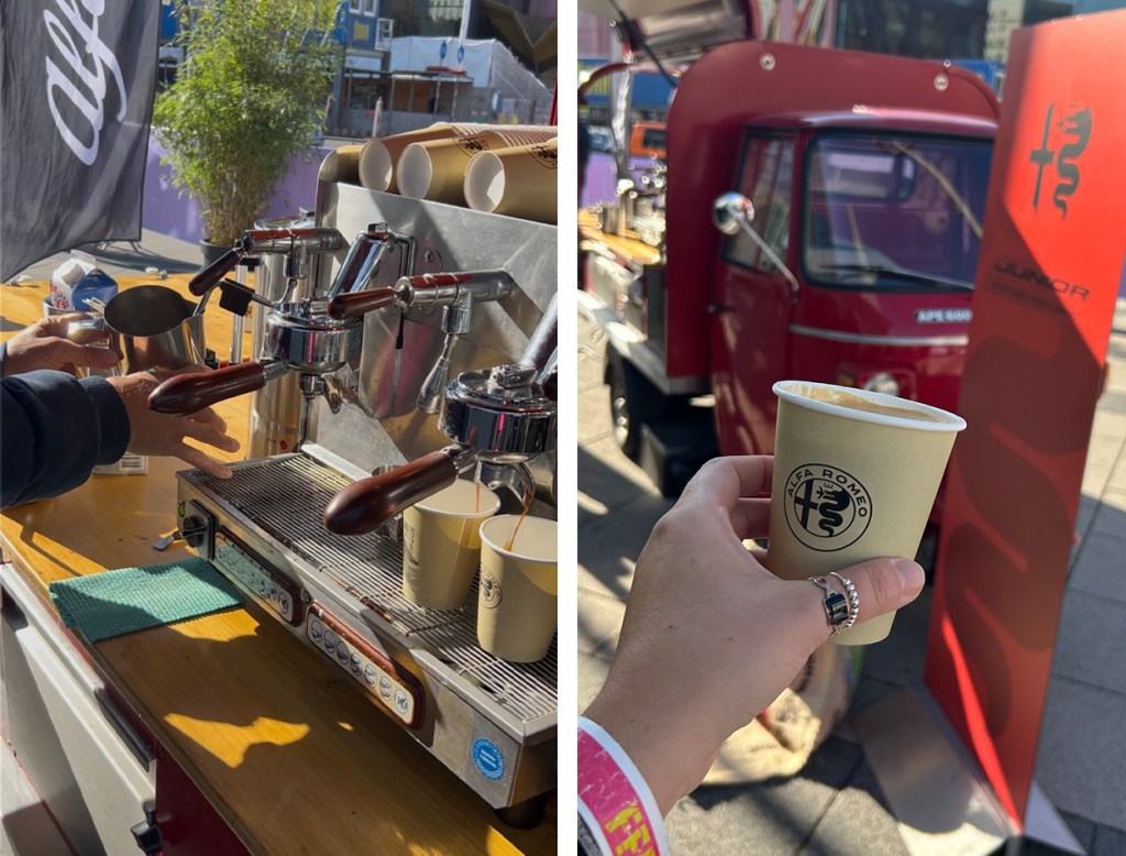 Kollage aus 2 Bildern: Ein Barista in dunkler Jacke bereitet an einer Espressomaschine auf einem mobilen Kaffeestand im Freien zwei Kaffeegetränke zu. und Hand mit Ring hält einen Alfa Romeo Kaffeebecher vor einem roten mobilen Kaffeewagen auf einem sonnigen Platz.