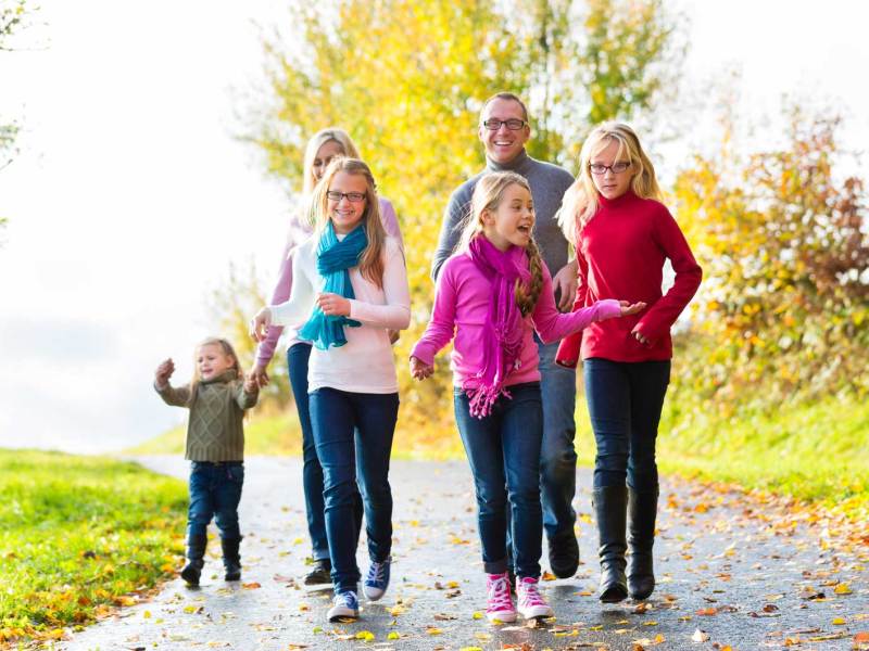 Fünfköpfige Familie macht einen Herbstspaziergang.