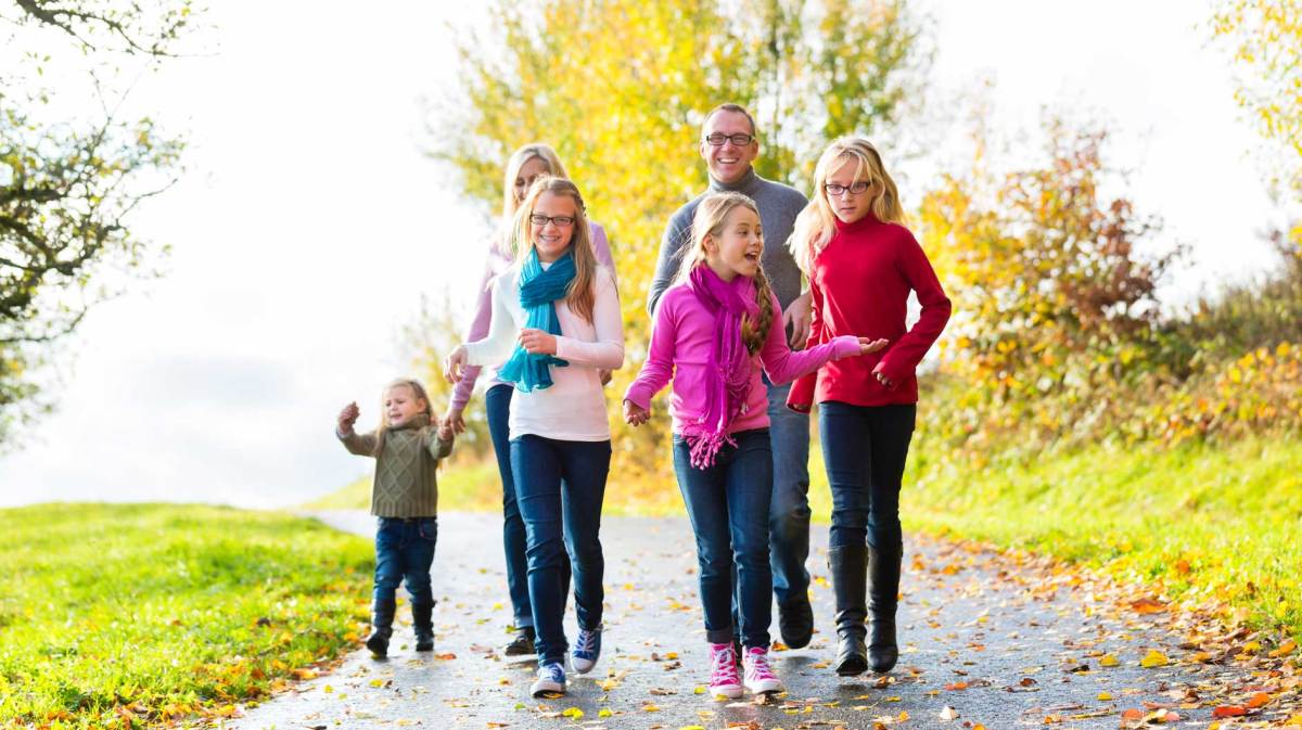 Fünfköpfige Familie macht einen Herbstspaziergang.