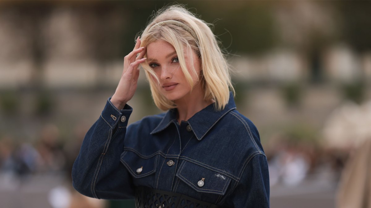 Model Elsa Hosk in einer Jeansjacke