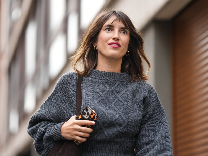 Jeanne Damas in einem stylischen Winter-Outfit