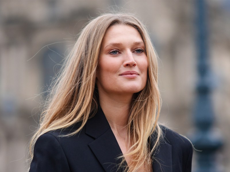 Model Toni Garrn mit langen blonden Haaren