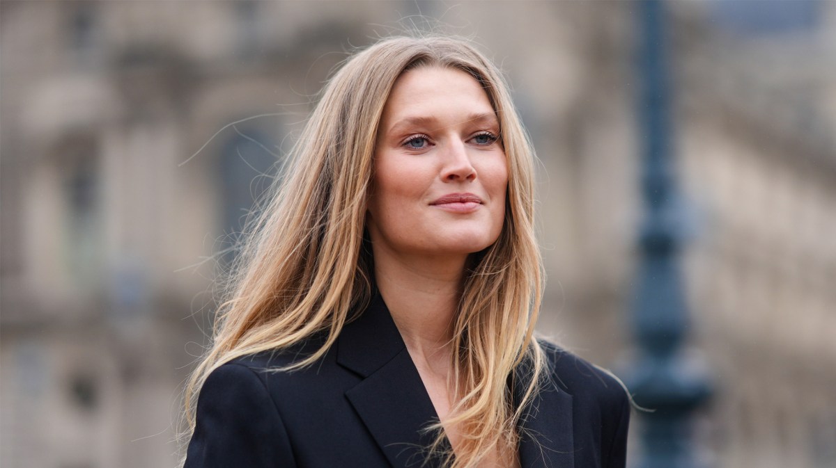 Model Toni Garrn mit langen blonden Haaren