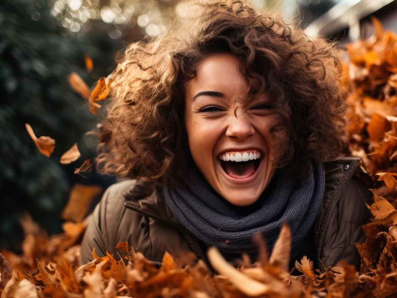 Frau mit braunen Haaren im Laub. KI generiert