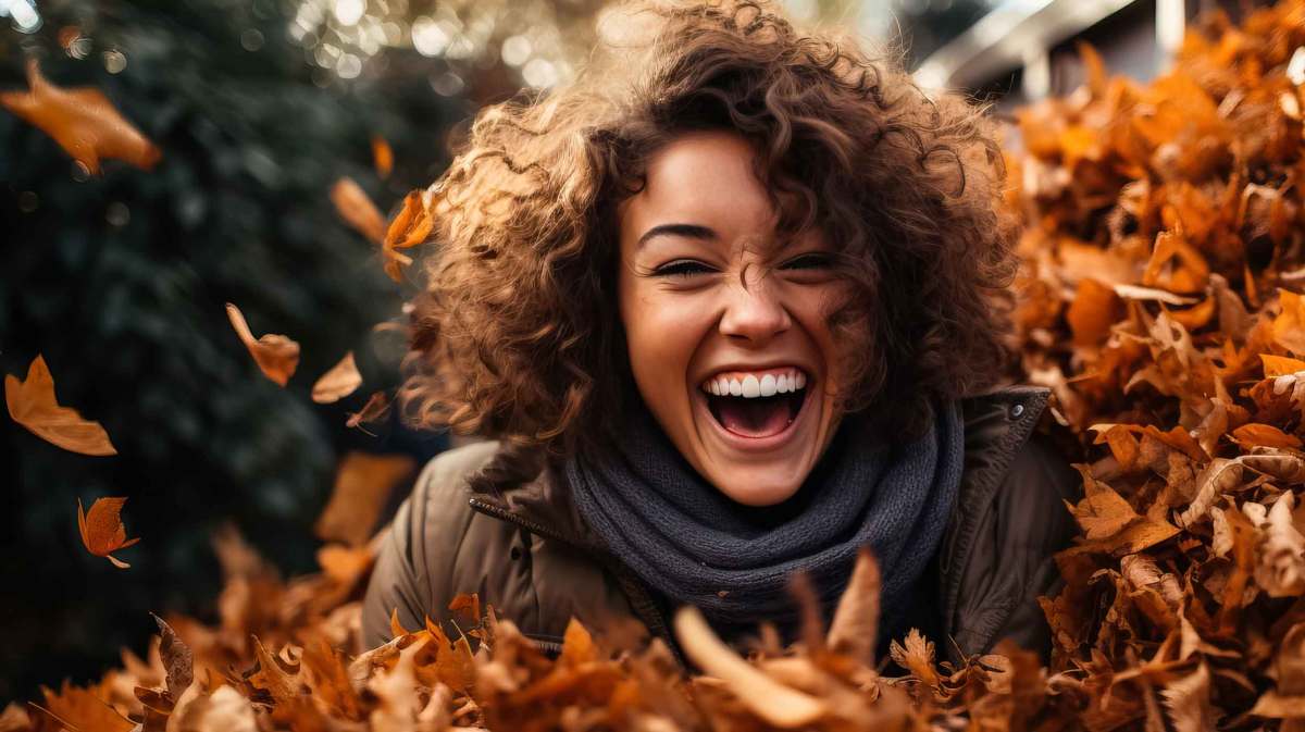 Frau mit braunen Haaren im Laub. KI generiert