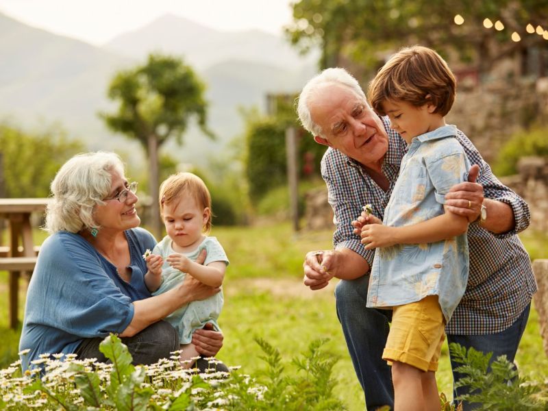 Oma und Opa und ihre zwei Enkel draußen in der Natur