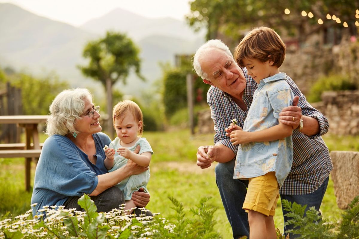 Oma und Opa und ihre zwei Enkel draußen in der Natur