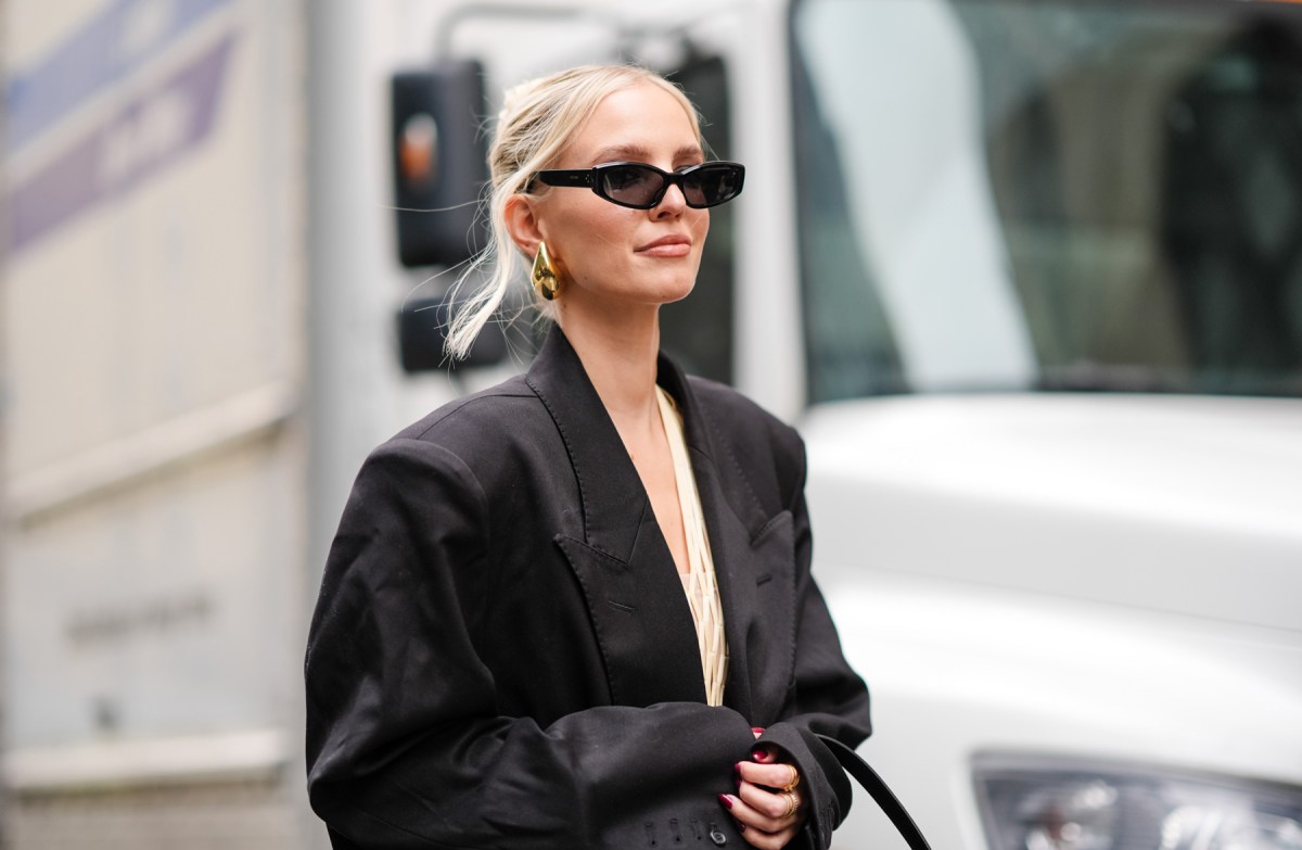 Leonie Janne in schwarzem Blazer mit Sonnenbrille