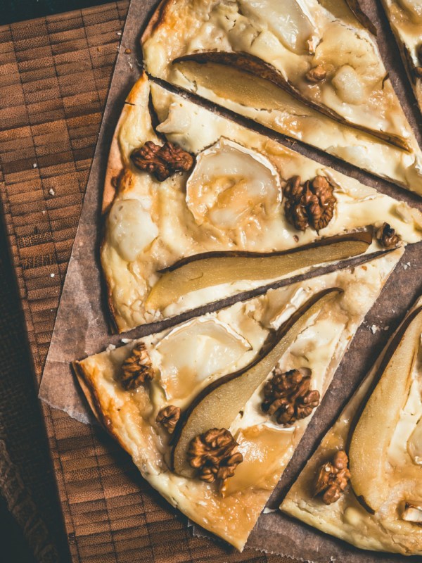 Herzhaft-süßer Herbstgenuss: Flammkuchen mit Birne und Ziegenkäse