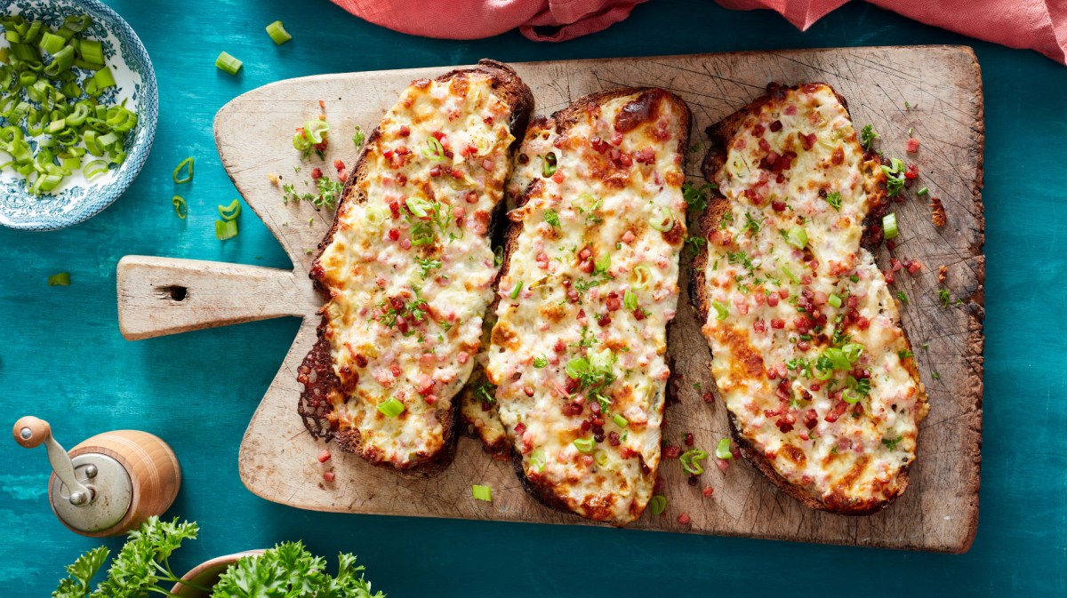 Überbackene Brotscheiben mit Schmand und Schinken.