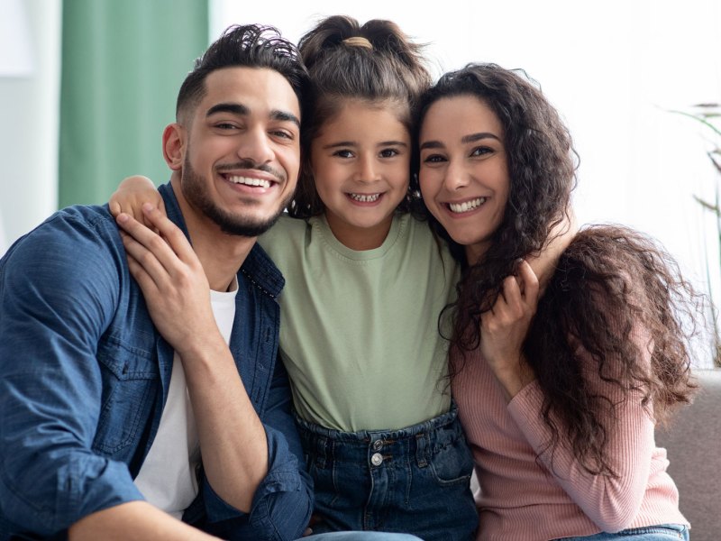 Porträt einer Familie aus Mutter, Vater und Tochter.