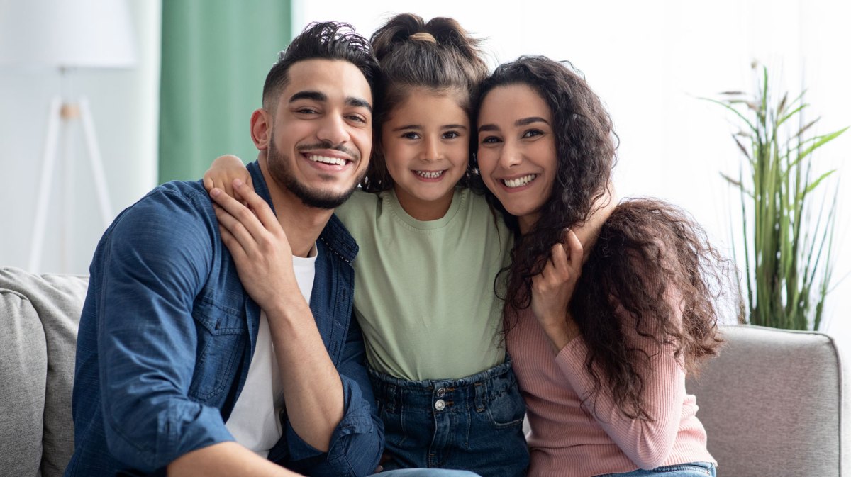 Porträt einer Familie aus Mutter, Vater und Tochter.