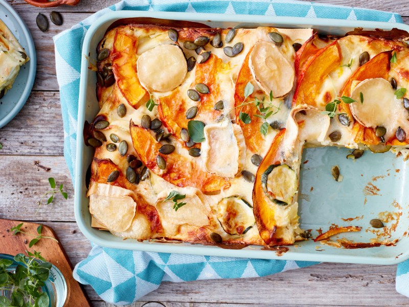 Lasagne mit Kürbis und Ziegenkäse in einer blauen Auflaufform.