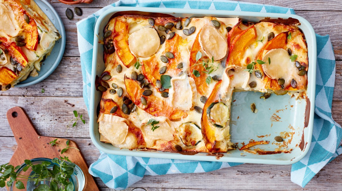 Lasagne mit Kürbis und Ziegenkäse in einer blauen Auflaufform.